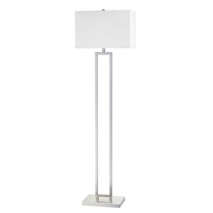 객실에서 브러시 니켈 마감과 함께 플로어 램프 옆에 메리어트 호텔 소파