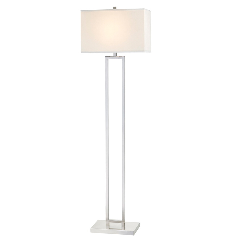 객실에서 브러시 니켈 마감과 함께 플로어 램프 옆에 메리어트 호텔 소파