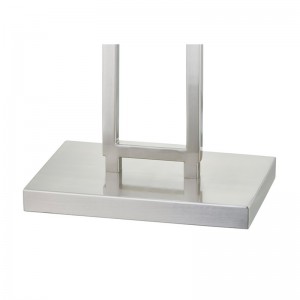 객실에서 브러시 니켈 마감과 함께 플로어 램프 옆에 메리어트 호텔 소파