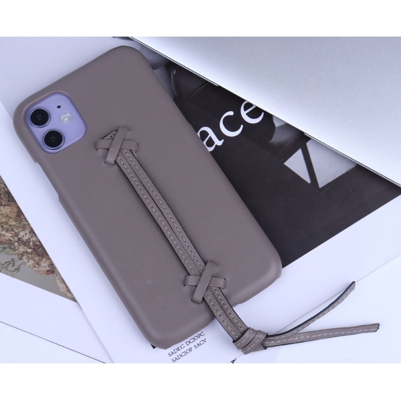 새로운 Apple iPhone 15 미니멀 한 단색 진짜 가죽 전화 케이스에는 풀 가죽 스트랩 운반 케이스와 360도 전체 랩 안티 폴 및 충돌 전화 케이스가 있습니다.