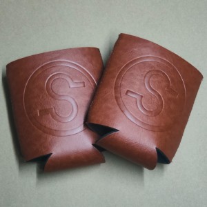 Debossed 로고 Neoprene Brown PU 가죽 CAN CALER 330 ML PU BEER STUBBY HOLDER COOZIES KOOZIES