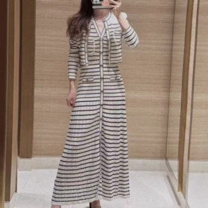 다섯-목 소매가 긴 니트 스트라이프 드레스 세트