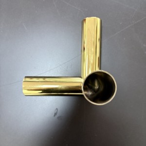 Zotye 스테인레스 스틸 골드 전기 도금 삼각형 3-치수 중공 스탠드 장식